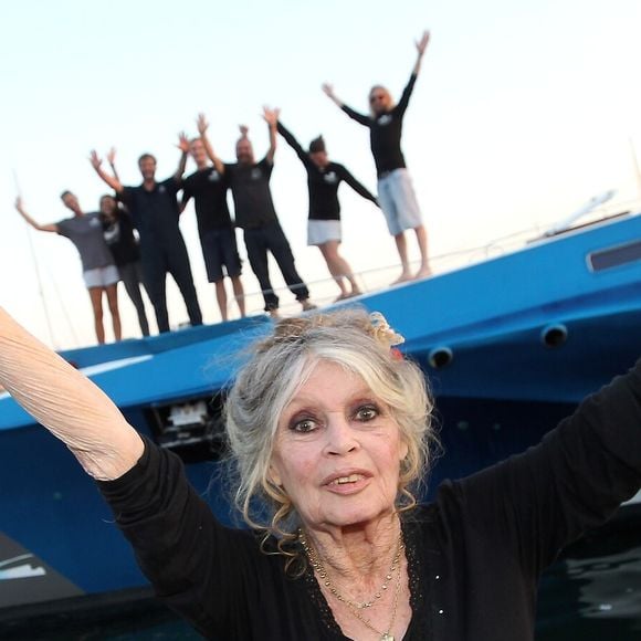 Brigitte Bardot pose avec l'équipage de Brigitte Bardot Sea Shepherd, le célèbre trimaran d'intervention de l'organisation écologiste, sur le port de Saint-Tropez, le 26 septembre 2014. Photo par Philippe Arnassan / Nice Matin / Bestimage