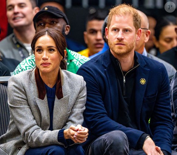 Mais comme l'a rapporté l'AFP et plusieurs médias internationaux, les parents d'Archie et Lilibet viennent d'en signer un nouveau.

Le prince Harry, duc de Sussex et Meghan Markle, duchesse de Sussex, assistent à un match de basketball en fauteuil lors des "Invictus Games Vancouver Whistler 2025" à Vancouver, le 9 février 2025.
