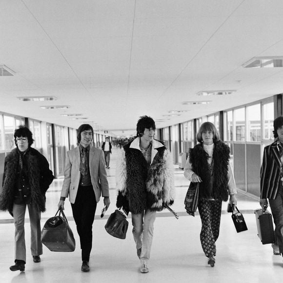 Archives - Bill Wyman, Charlie Watts, Keith Richards, Brian Jones, Michael Cooper (The Rolling Stones) à l'aéroport de Heathrow à Londres. Le 13 septembre 1967 (Mirrorpix / Bestimage).