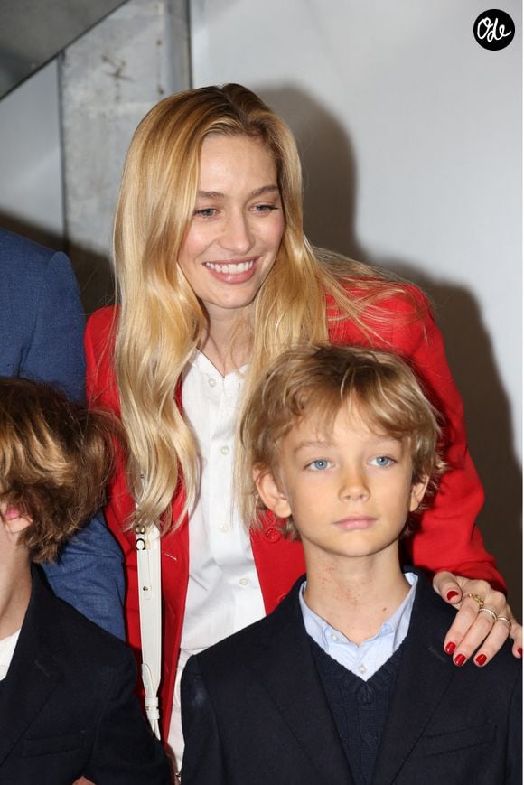 Béatrice Borromeo avec son fils Francesco Casiraghi au garage Ferrari avant le départ de Jacky Ickx au volant de la Ferrari de 1968, lors du 15e Grand Prix de Monaco Historique, le 26 avril 2026, à Monaco. Photo de Jean-Charles Vinaj/ABACAPRESS.COM
