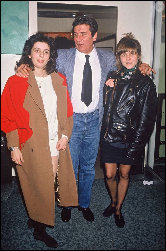 La vie d’Emily a aussi été marquée par la perte de sa sœur Anne dans un incendie en 2019.

Archive : Gilbert Bécaud et deux de ses filles Anne et Jennifer aux 25 ans de carrière d'Alice Dona © Dominique Jacovides Bestimage