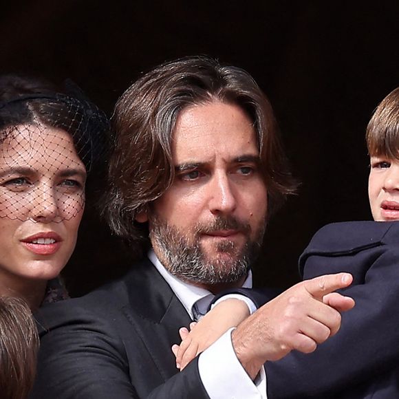 Raphaël Elmaleh, Charlotte Casiraghi, Dimitri Rassam et leur fils Balthazar Rassam - La famille princière au balcon du palais lors de la Fête Nationale de la principauté de Monaco le 19 novembre 2022.

© Dominique Jacovides / Bruno Bebert / Bestimage