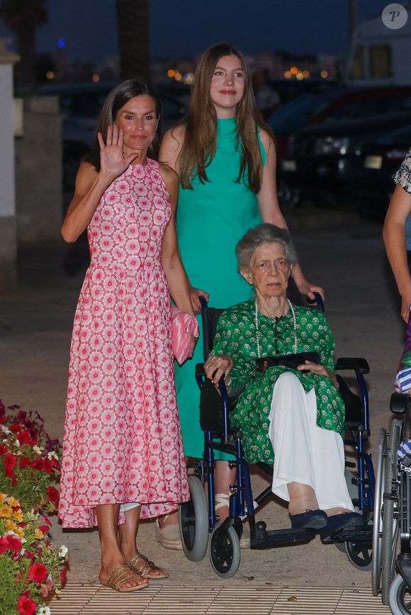 Devenue citoyenne espagnole en 2018, elle reposera toutefois en Grèce

La reine Letizia, l'infante Sofia et Irène de Grèce arrivent au restaurant "Mía" pour un dîner décontracté le 4 août 2024, à Palma de Majorque, dans les îles Baléares, en Espagne. Photo par Raul Terrel/Europa Press/ABACAPRESS.COM