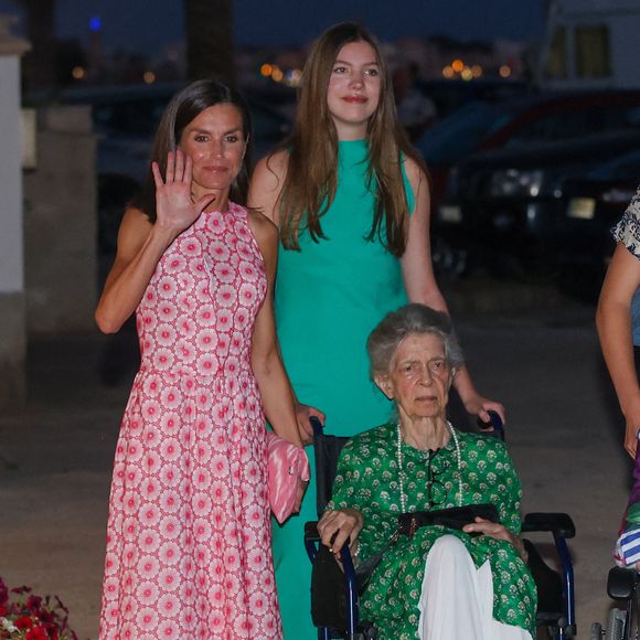 Devenue citoyenne espagnole en 2018, elle reposera toutefois en Grèce

La reine Letizia, l'infante Sofia et Irène de Grèce arrivent au restaurant "Mía" pour un dîner décontracté le 4 août 2024, à Palma de Majorque, dans les îles Baléares, en Espagne. Photo par Raul Terrel/Europa Press/ABACAPRESS.COM