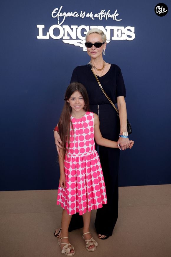 Exclusif - Adriana Karembeu, qui a récupéré sa fille Nina, est passée à l'espace VIP lors de la 12ème édition du Longines Paris Eiffel Jumping sur le Champ-de-Mars à Paris le 21 juin 2026. © Tiphaine Lebely / Bestimage