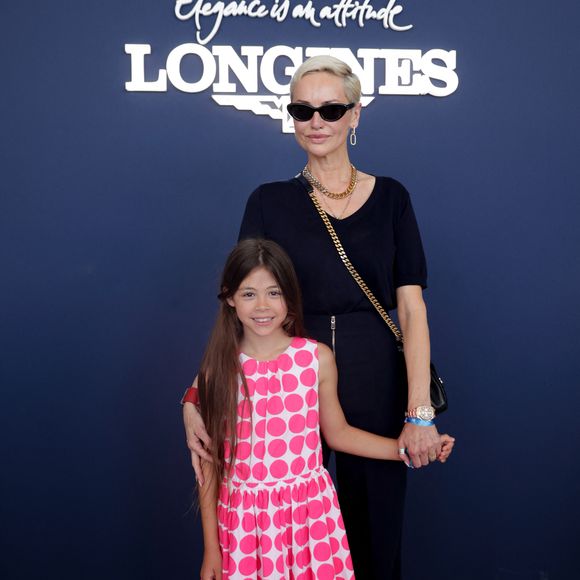 Exclusif - Adriana Karembeu, qui a récupéré sa fille Nina, est passée à l'espace VIP lors de la 12ème édition du Longines Paris Eiffel Jumping sur le Champ-de-Mars à Paris le 21 juin 2026. © Tiphaine Lebely / Bestimage