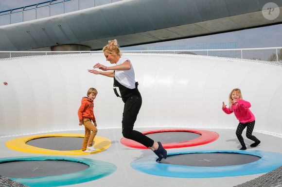 Elodie Gossuin souhaite bonne chance et bon courage à tous les parents des futurs bacheliers.

Exclusif - Elodie Gossuin, sa fille Joséphine et son fils Léonard Lacherie lors de l'inauguration de Futuropolis, la nouvelle ville des enfants, dans le parc du Futuroscope à Poitiers, le 13 avril 2019. 

Photo : Philippe Doignon / Bestimage

Merci de masquer le visage des enfants à la publication
