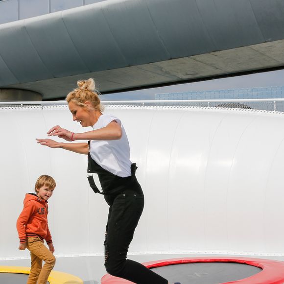 Elodie Gossuin souhaite bonne chance et bon courage à tous les parents des futurs bacheliers.

Exclusif - Elodie Gossuin, sa fille Joséphine et son fils Léonard Lacherie lors de l'inauguration de Futuropolis, la nouvelle ville des enfants, dans le parc du Futuroscope à Poitiers, le 13 avril 2019. 

Photo : Philippe Doignon / Bestimage

Merci de masquer le visage des enfants à la publication