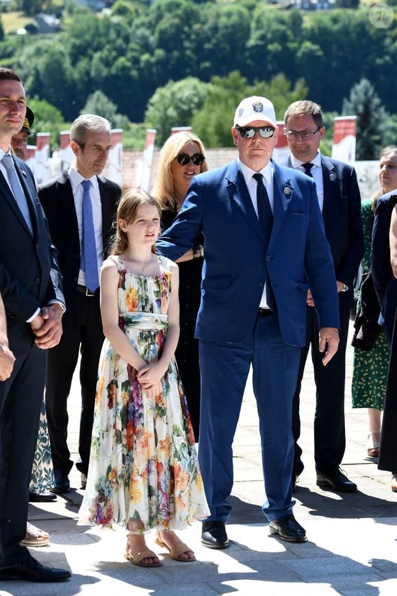 Le prince Albert II de Monaco, la princesse Charlène de Monaco, le prince Jacques de Monaco, marquis des Baux, et la princesse Gabriella de Monaco, comtesse de Carladès, ont été accueillis à Vic-sur-Cère, dans le Cantal, en France, le 9 juillet 2025. © Bruno Bebert/Bestimage