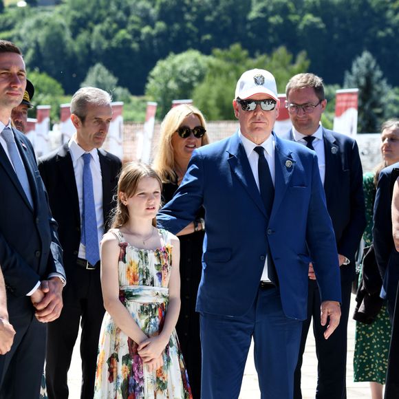 Le prince Albert II de Monaco, la princesse Charlène de Monaco, le prince Jacques de Monaco, marquis des Baux, et la princesse Gabriella de Monaco, comtesse de Carladès, ont été accueillis à Vic-sur-Cère, dans le Cantal, en France, le 9 juillet 2025. © Bruno Bebert/Bestimage