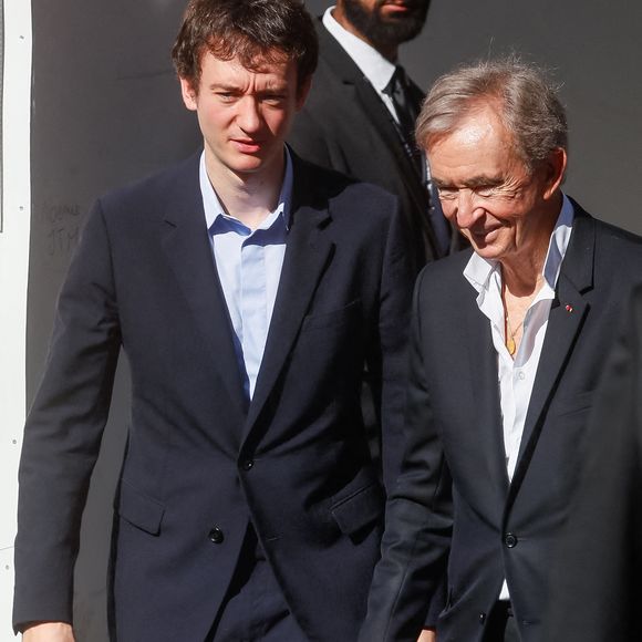 Frédéric Arnault et son père Bernard Arnault - Sorties du défilé de mode prêt-à-porter Louis Vuitton Printemps/été 2024 lors de la Fashion Week de Paris (PFW), dans le futur hôtel Louis Vuitton au 103, avenue des Champs-Élysées, à Paris, France, le 2 octobre 2023. © Christophe Clovis/Bestimage