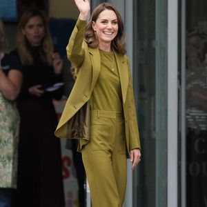 Sur celui-ci, les initiales de ses trois enfants étaient gravés.

Kate Middleton, princesse de Galles, lors d'une visite à Home-Start à Oxford, le 9 octobre 2025. Home-Start UK se prépare à déployer une formation auprès de son réseau de 9 000 bénévoles sur la base de la série explicative du Centre for Early Childhood de la Royal Foundation. Photo : PA Photo/ Bestimage
