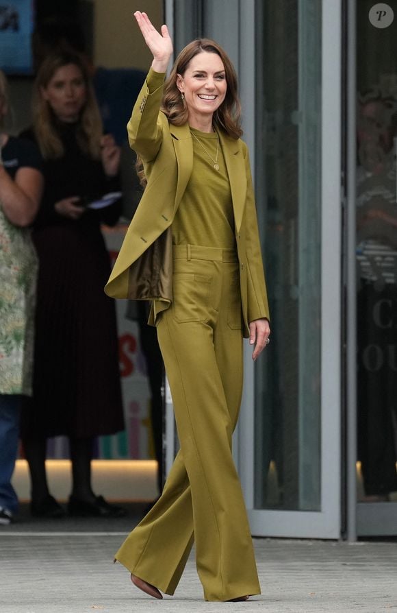 Sur celui-ci, les initiales de ses trois enfants étaient gravés.

Kate Middleton, princesse de Galles, lors d'une visite à Home-Start à Oxford, le 9 octobre 2025. Home-Start UK se prépare à déployer une formation auprès de son réseau de 9 000 bénévoles sur la base de la série explicative du Centre for Early Childhood de la Royal Foundation. Photo : PA Photo/ Bestimage