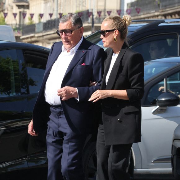 Laeticia Hallyday et Jean-Claude Camus - Arrivées aux obsèques de Philippe Labro en l'église de Saint-Germain-des-Prés à Paris le 13 juin 2025. © Dominique Jacovides - Christophe Clovis / Bestimage
