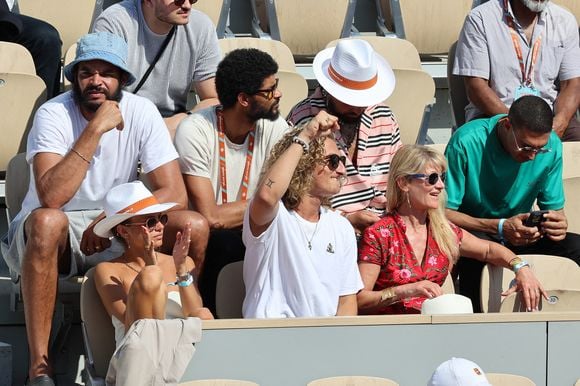 Joakim Noah, Kiara Amato, Joalukas Noah, Isabelle Camus dans les tribunes lors des Internationaux de France Roland Garros 2023 le 01 juin 2023 à Paris, France. Photo Nasser Berzane/ABACAPRESS.COM