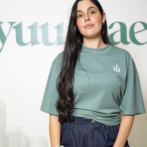 Touchée personnellement par des désagréments capillaires post-grossesse, elle a choisi de concevoir sa propre gamme de soins.

Exclusif - Coralie Porrovecchio lors du lancement de sa gamme de soins cheveux "Yuumae", à Paris, le 6 décembre 2025. 

© Pierre Perusseau/Bestimage