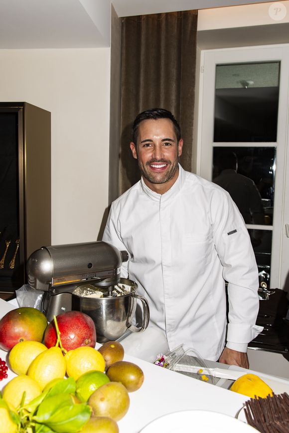 Une nouvelle aventure pour Valentin Néraudeau !

Exclusif - Valentin Néraudeau - Master Class du chef Valentin Néraudeau à l'occasion de la sortie de son livre "Desserts Addict" à la boutique Christofle de la rue Saint-Honoré à Paris le 21 novembre 2019. © Jack Tribeca/Bestimage