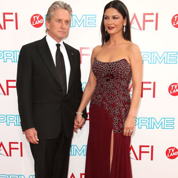 Aux équipes du "Sunday Times", l'actrice hollywoodienne a révélé qu'ils en avaient deux nichées à New York, une au Canada et une autre en Espagne. 

01/06/2009 : Michael Douglas récompensé lors de la 37e cérémonie des AFI Life Achievement Awards organisée par TV Land PRIME aux Sony Studios, à Culver City, en Californie. (GOFF INF / BESTIMAGE).