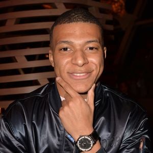 Dans une récente interview accordée à Paris Match, le joueur a évoqué cette passion qu'il affiche régulièrement lors des rassemblements des Bleus.

Kylian Mbappé - People à la soirée "Hublot loves Art" par la marque Hublot à la Fondation Louis Vuitton à Paris. Le 16 décembre 2019
© Veeren / Bestimage