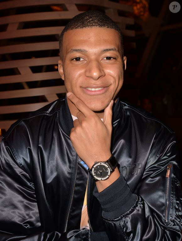 Dans une récente interview accordée à Paris Match, le joueur a évoqué cette passion qu'il affiche régulièrement lors des rassemblements des Bleus.

Kylian Mbappé - People à la soirée "Hublot loves Art" par la marque Hublot à la Fondation Louis Vuitton à Paris. Le 16 décembre 2019
© Veeren / Bestimage