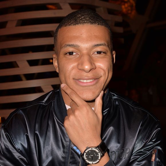 Dans une récente interview accordée à Paris Match, le joueur a évoqué cette passion qu'il affiche régulièrement lors des rassemblements des Bleus.

Kylian Mbappé - People à la soirée "Hublot loves Art" par la marque Hublot à la Fondation Louis Vuitton à Paris. Le 16 décembre 2019
© Veeren / Bestimage