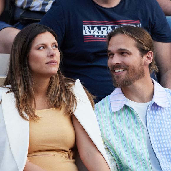 Le trio a été aperçu dans les rues de la ville.

Camille Cerf (Miss France 2015), enceinte et son compagnon Théo Fleury dans les tribunes lors des Internationaux de France de Tennis de Roland Garros 2023. Paris, le 7 juin 2023. © Jacovides-Moreau / Bestimage