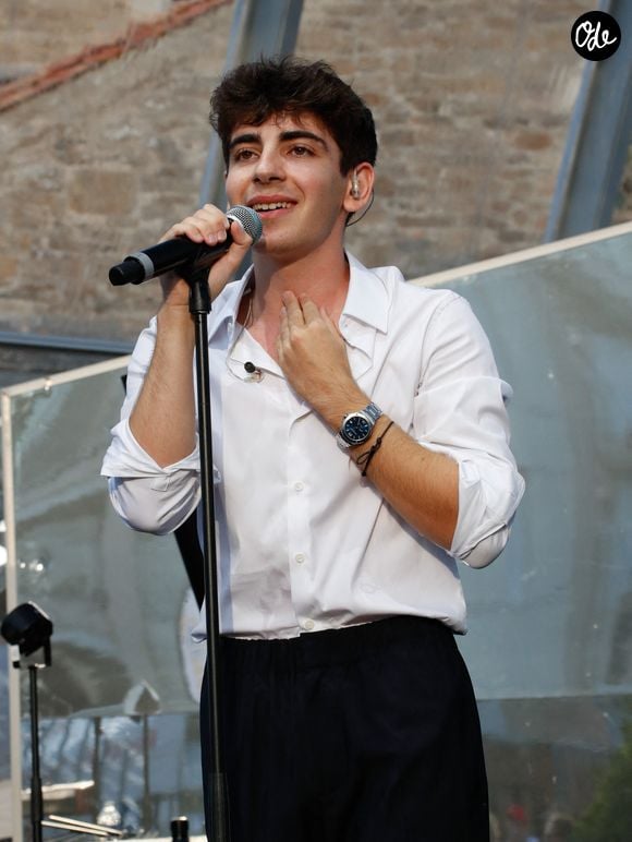 Le jeune artiste poursuit le développement de sa carrière musicale après la sortie de son premier single, Rooftop of your House.

Léon Hesby, le fils de P.Bruel, se produit pour la première fois sur scène en France, au festival des Sables-d'Olonne.
Noël Carrier / Bestimage