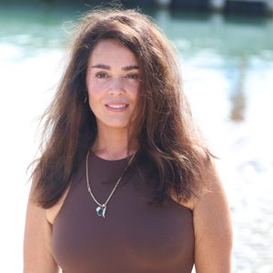 Lola Dewaere lors du photocall du 'Je sais pas ' lors du 27ème Festival de la Fiction de la Rochelle, France, le 19 septembre 2025. © Denis Guignebourg/Bestimage