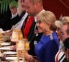 Une vidéo diffusée sur TikTok a cependant détourné l’attention : on y voit le prince William se rasseoir avant tout le monde au moment du toast, rompant brièvement avec le protocole royal.

Le prince William, prince de Galles (2e à gauche), l’épouse du président français Brigitte Macron (3e à gauche) et la reine Camilla du Royaume-Uni (5e à droite) assistent à un banquet d’État au château de Windsor, à l’ouest de Londres, le 8 juillet 2025, lors du premier jour de la visite d’État de trois jours du président français au Royaume-Uni.
— Le président Emmanuel Macron a entamé mardi une visite d’État de trois jours en Grande-Bretagne, au cours de laquelle il a pris la parole devant le Parlement et tenté de raviver une relation dite chaleureuse avec le roi Charles III.
© Ludovic Marin / Pool / Bestimage