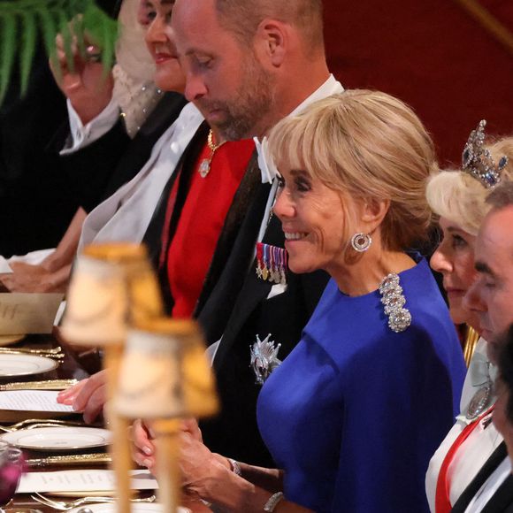 Une vidéo diffusée sur TikTok a cependant détourné l’attention : on y voit le prince William se rasseoir avant tout le monde au moment du toast, rompant brièvement avec le protocole royal.

Le prince William, prince de Galles (2e à gauche), l’épouse du président français Brigitte Macron (3e à gauche) et la reine Camilla du Royaume-Uni (5e à droite) assistent à un banquet d’État au château de Windsor, à l’ouest de Londres, le 8 juillet 2025, lors du premier jour de la visite d’État de trois jours du président français au Royaume-Uni.
— Le président Emmanuel Macron a entamé mardi une visite d’État de trois jours en Grande-Bretagne, au cours de laquelle il a pris la parole devant le Parlement et tenté de raviver une relation dite chaleureuse avec le roi Charles III.
© Ludovic Marin / Pool / Bestimage