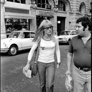 Leur lien, né d’une collaboration artistique, reste aujourd’hui un souvenir précieux et intemporel pour la chanteuse.

Archives - Sylvie Vartan et le chanteur Carlos à Paris avant l’enregistrement de l’émission de radio "Salut les copains" (1968 - 1969) sur Europe 1. AGENCE / BESTIMAGE