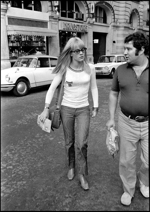 Leur lien, né d’une collaboration artistique, reste aujourd’hui un souvenir précieux et intemporel pour la chanteuse.

Archives - Sylvie Vartan et le chanteur Carlos à Paris avant l’enregistrement de l’émission de radio "Salut les copains" (1968 - 1969) sur Europe 1. AGENCE / BESTIMAGE