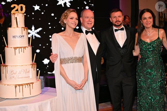 Le prince Albert II de Monaco, la princesse Charlene, Gareth Wittstock et Sandrine Knoell, la fondatrice de l'événement, lors du Bal de Noël à la salle Empire de l'hôtel de Paris à Monaco, le 12 décembre 2025. © Bruno Bebert / Bestimage
