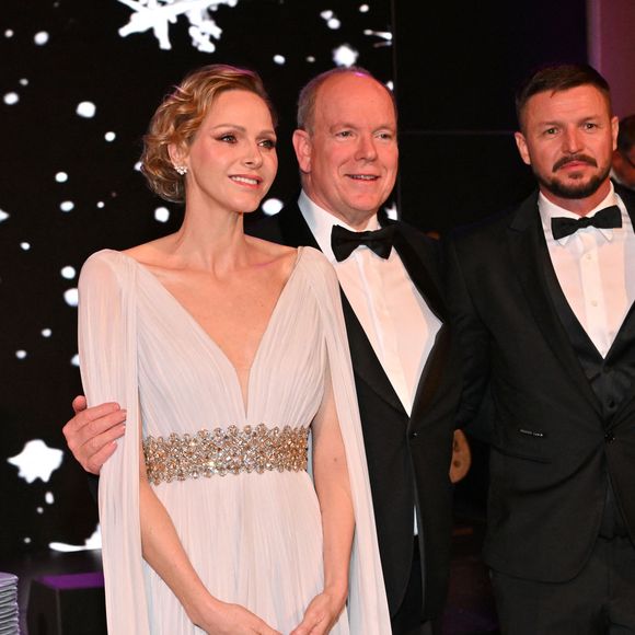 Le prince Albert II de Monaco, la princesse Charlene, Gareth Wittstock et Sandrine Knoell, la fondatrice de l'événement, lors du Bal de Noël à la salle Empire de l'hôtel de Paris à Monaco, le 12 décembre 2025. © Bruno Bebert / Bestimage