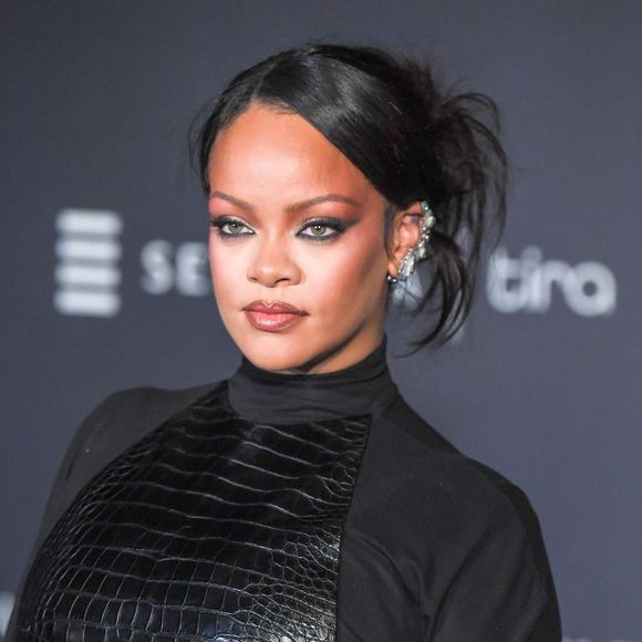 Au-delà de ses succès musicaux et de son empire Fenty, Rihanna déploie une énergie insoupçonnée dans l'ombre.

Mumbai, INDE La superstar mondiale est éblouissante dans une robe Alaïa moulante lors de la soirée organisée pour le lancement de Fenty Beauty à Mumbai, en Inde.



Sur la photo : Rihanna