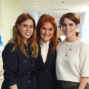 Sarah Ferguson a pris une décision qui impacte fortement les princesses Eugénie et Béatrice.

Sarah, duchesse d'York, pose pour une photo avec ses filles, les princesses Beatrice et Eugénie, lors d'une visite à l'unité Teenage Cancer Trust à l'University College Hospital, à Londres, au Royaume-Uni. Photo by Aaron Chown/PA Wire/ABACAPRESS.COM