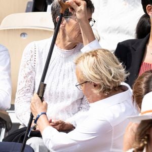 Elle est ainsi obligée d'utiliser une canne pour se déplacer

Muriel Robin en tribunes lors de la finale messieurs des Internationaux de France de Tennis de Roland Garros 2025 (jour 15), à Paris, France, le 8 juin 2025. © Cyril Moreau/Bestimage