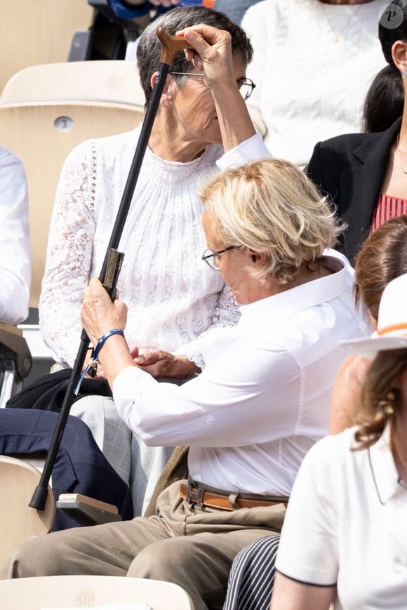 Elle est ainsi obligée d'utiliser une canne pour se déplacer

Muriel Robin en tribunes lors de la finale messieurs des Internationaux de France de Tennis de Roland Garros 2025 (jour 15), à Paris, France, le 8 juin 2025. © Cyril Moreau/Bestimage