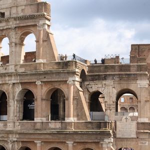 qui passe des jours heureux actuellement en Italie

Le roi Charles III d'Angleterre et Camilla Parker Bowles, reine consort d'Angleterre, devant le Colisée à Rome, le 8 avril 2025. Le couple royal britannique est en visite de quatre jours en Italie.
©Backgrid UK/ Bestimage