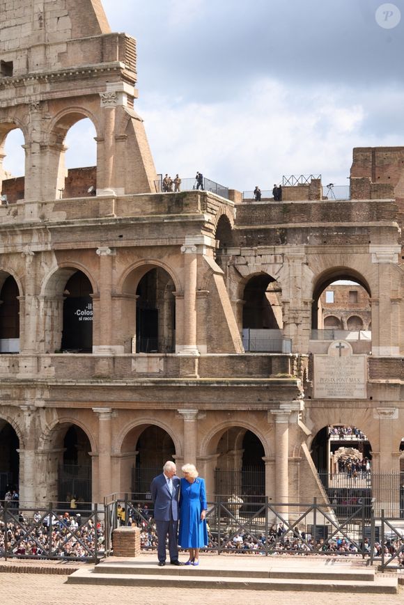qui passe des jours heureux actuellement en Italie

Le roi Charles III d'Angleterre et Camilla Parker Bowles, reine consort d'Angleterre, devant le Colisée à Rome, le 8 avril 2025. Le couple royal britannique est en visite de quatre jours en Italie.
©Backgrid UK/ Bestimage