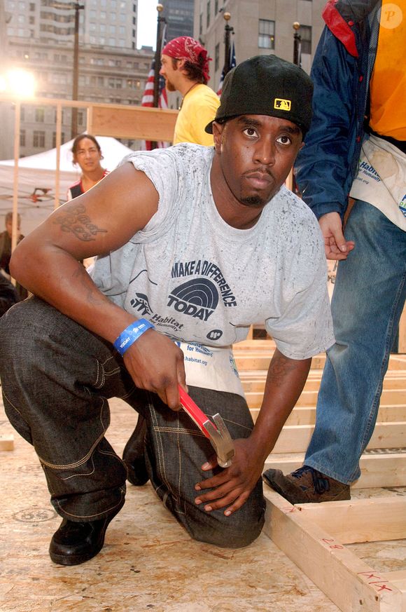 Puff Diddy lors de la collecte de fonds pour les victimes de l'ouragan Katrina sponsorisée par l'émission Today qui s'est tenue à Humanity Plaza au Rockfeller Center, à New York City, NY, USA, le 26 septembre 2005. Photo by Dennis Van Tine/LFI/ABACAPRESS.COM
