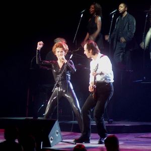 "Il était convaincu que Céline pouvait conquérir la France, mais aussi le monde, avec des textes en français pas trop crétins et des musiques intéressantes"

Céline Dion concert à Paris Bercy, duo avec Jean-Jacques Goldman