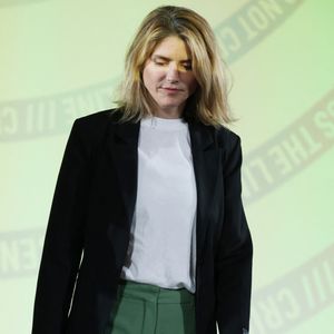 sous laquelle elle portait un pull et une chemise. Puis, elle est apparue pour la soirée de clôture en pantalon vert, tee-shirt blanc et veste noire. Une leçon de style alliant simplicité et look androgyne.

Alice Taglioni - Cérémonie de clôture de la 5ème édition du Festival International du Film Policier de Reims le 5 Avril 2025. © Denis Guignebourg/BestImage