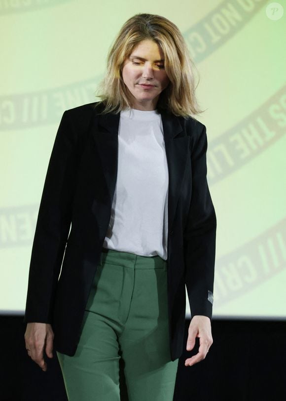 sous laquelle elle portait un pull et une chemise. Puis, elle est apparue pour la soirée de clôture en pantalon vert, tee-shirt blanc et veste noire. Une leçon de style alliant simplicité et look androgyne.
Alice Taglioni - Cérémonie de clôture de la 5ème édition du Festival International du Film Policier de Reims le 5 Avril 2025. © Denis Guignebourg/BestImage