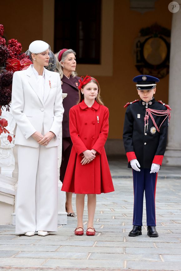 La princesse Charlene de Monaco, la princesse Gabriella de Monaco, comtesse de Carladès, le prince Jacques de Monaco, marquis des Baux, la princesse Caroline de Hanovre - La famille princière monégasque dans la cour d'honneur du palais lors de la la fête nationale à Monaco le 19 novembre 2025. © Dominique Jacovides - Bruno Bebert / Bestimage