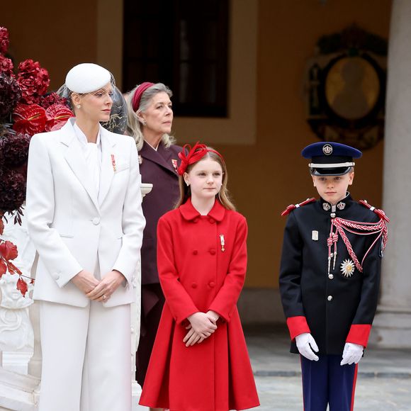La princesse Charlene de Monaco, la princesse Gabriella de Monaco, comtesse de Carladès, le prince Jacques de Monaco, marquis des Baux, la princesse Caroline de Hanovre - La famille princière monégasque dans la cour d'honneur du palais lors de la la fête nationale à Monaco le 19 novembre 2025. © Dominique Jacovides - Bruno Bebert / Bestimage