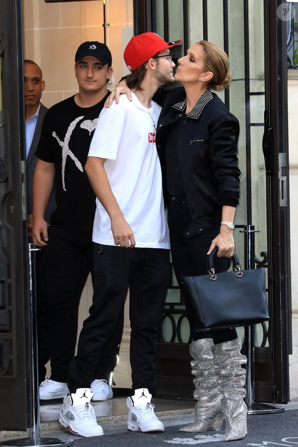 Céline Dion et son fils René-Charles Angelil sortent de l'hôtel Royal Monceau à Paris le 7 juillet 2017.