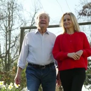 Isolé en pleine nature et sans aucun voisin, ce havre de paix luxueux dispose désormais d'un court de tennis et d'une piscine chauffée.

Pierre Perret ouvre les portes de sa maison en région parisienne.