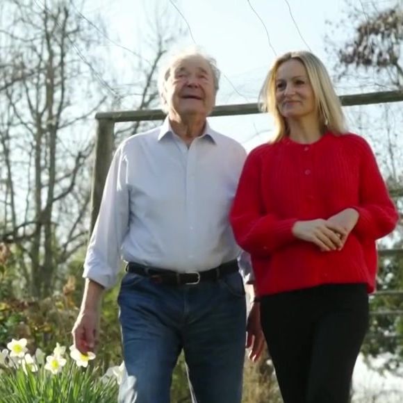 Isolé en pleine nature et sans aucun voisin, ce havre de paix luxueux dispose désormais d'un court de tennis et d'une piscine chauffée.

Pierre Perret ouvre les portes de sa maison en région parisienne.