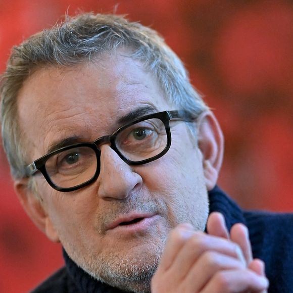 Exclusif - Christophe Dechavanne pose lors d'une séance de portrait à Paris, France, le 17 janvier 2024. Photo par Franck Castel/ABACAPRESS.COM